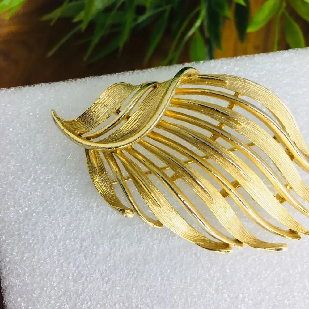 Vintage LISNER Brushed Matte Flower Leaf Brooch 4265